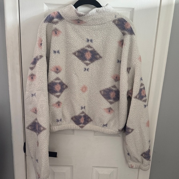 Cozy Cropped Patterned Fleece Pullover - Picture 4 of 4